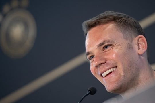 Torhüter Manuel Neuer spricht während einer Pressekonferenz des DFB-Teams.