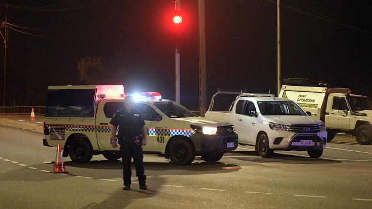 Darwin: Ein Polizist sichert eine Kreuzung nach Schüssen in einem nahe gelegenen Hotel.