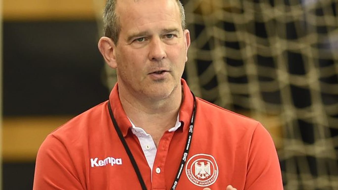 Bundestrainer Henk Groener will mit den deutschen Handballerinnen das WM-Ticket klarmachen.