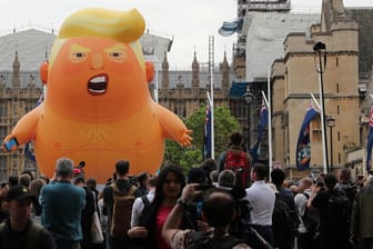 Protest gegen Donald Trump in London: Demonstranten lassen einen "Baby-Trump" fliegen.