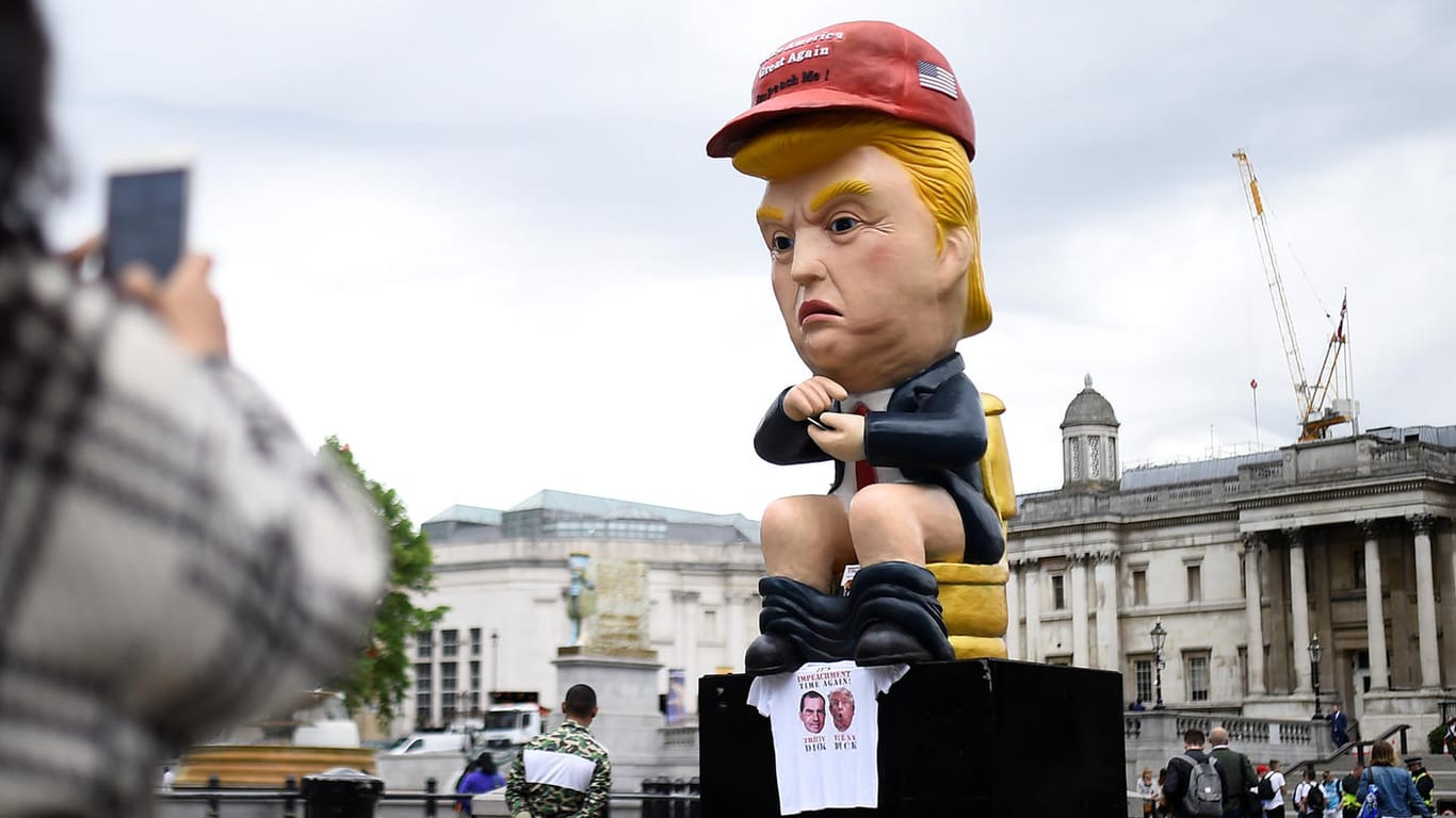 Eine Trump-Figur auf dem Trafalgar Square in London: Sie zeigt einen Donald-Trump-Roboter, der mit heruntergelassener Hose auf einer Goldtoilette sitzt.