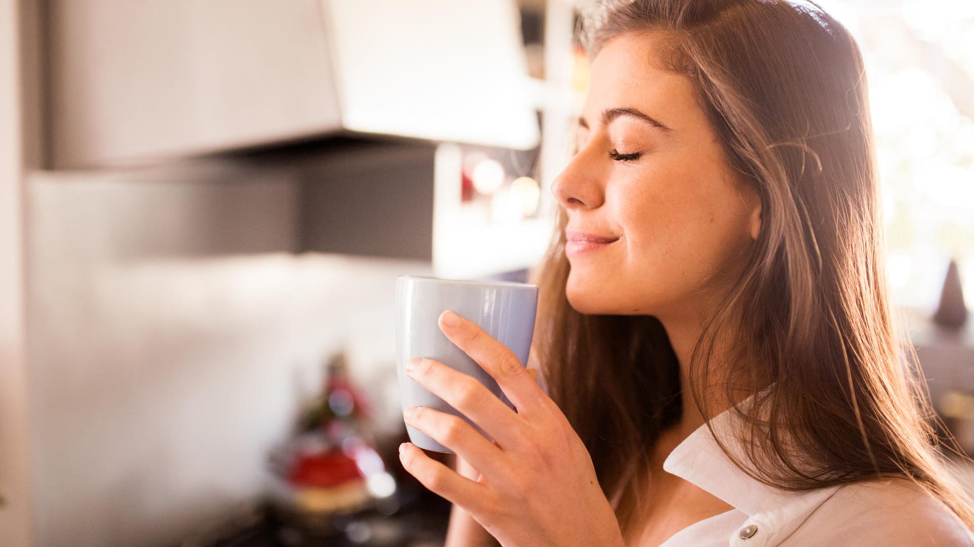 Junge Frau genießt Kaffee: Laut einer neuen Studie ist er nicht schlecht für das Herz – sogar in großen Mengen.