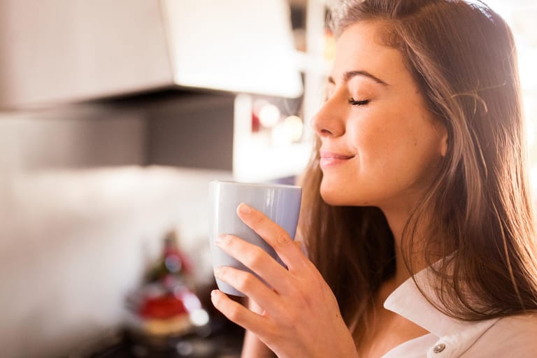 Junge Frau genießt Kaffee: Laut einer neuen Studie ist er nicht schlecht für das Herz – sogar in großen Mengen.
