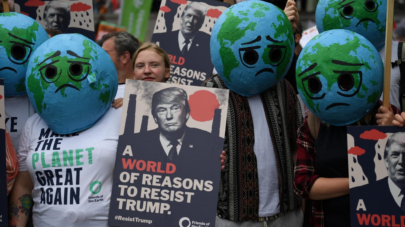 Bei der Demonstration in London wird auch gegen Trumps Klimapolitik protestiert.
