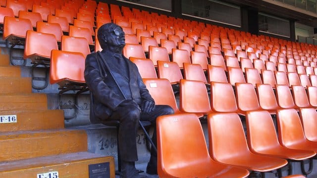 Der FC Valencia hat einen verstorbenen Fan mit einer lebensgroßen Bronzestatue geehrt. Der FC Valencia hat einen verstorbenen Fan mit einer lebensgroßen Bronzestatue geehrt.