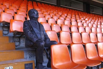 Der FC Valencia hat einen verstorbenen Fan mit einer lebensgroßen Bronzestatue geehrt.