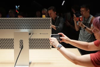Besucher der WWDC 2019 fotografieren den neuen Display von Apple: Der Ständer ist nicht im Preis inbegriffen.