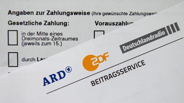 Beim Rundfunkbeitrag wird ein neues Modell diskutiert, bei dem sich die Beitragshöhe an der Preisentwicklung orientieren könnte.