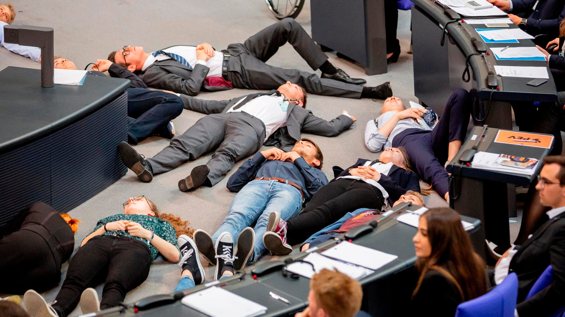 Bundestag: Klimaaktivisten stellten sich leblos.