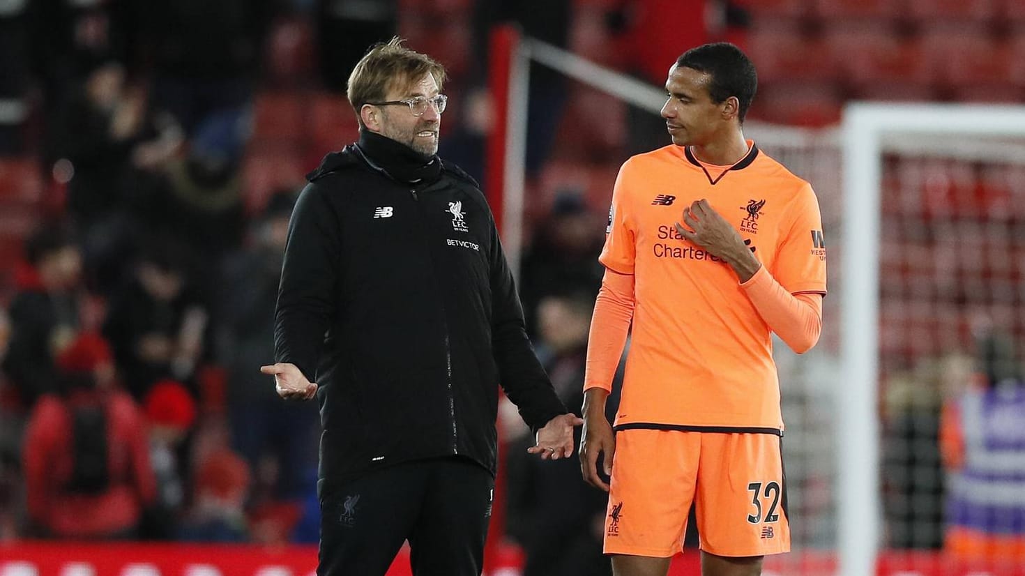 Erinnert kaum noch an Schalke: Joel Matip (r.) mit Klopp.