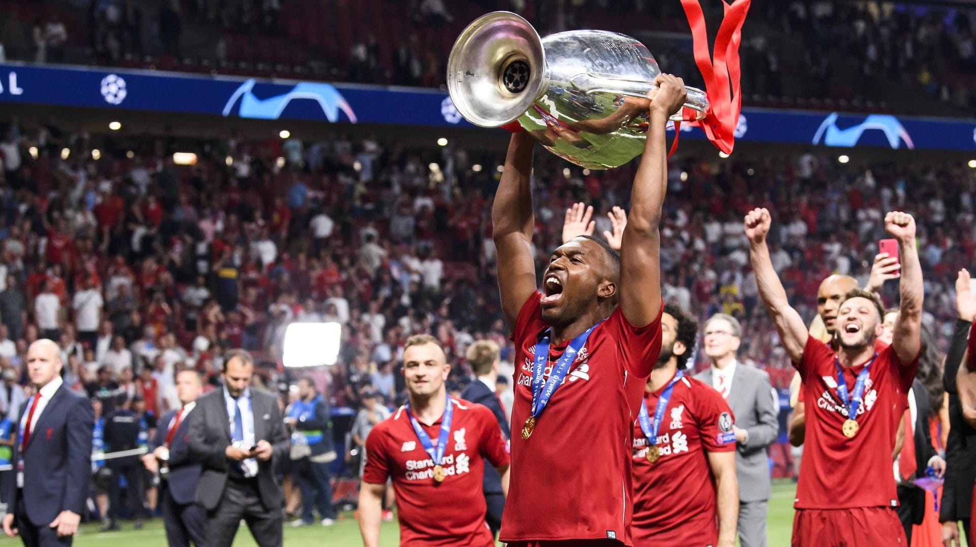 Daniel Sturridge reckt den Pokal in den Himmel: Der Stürmer verlässt den FC Liverpool im Sommer. Daniel Sturridge reckt den Pokal in den Himmel: Der Stürmer verlässt den FC Liverpool im Sommer.