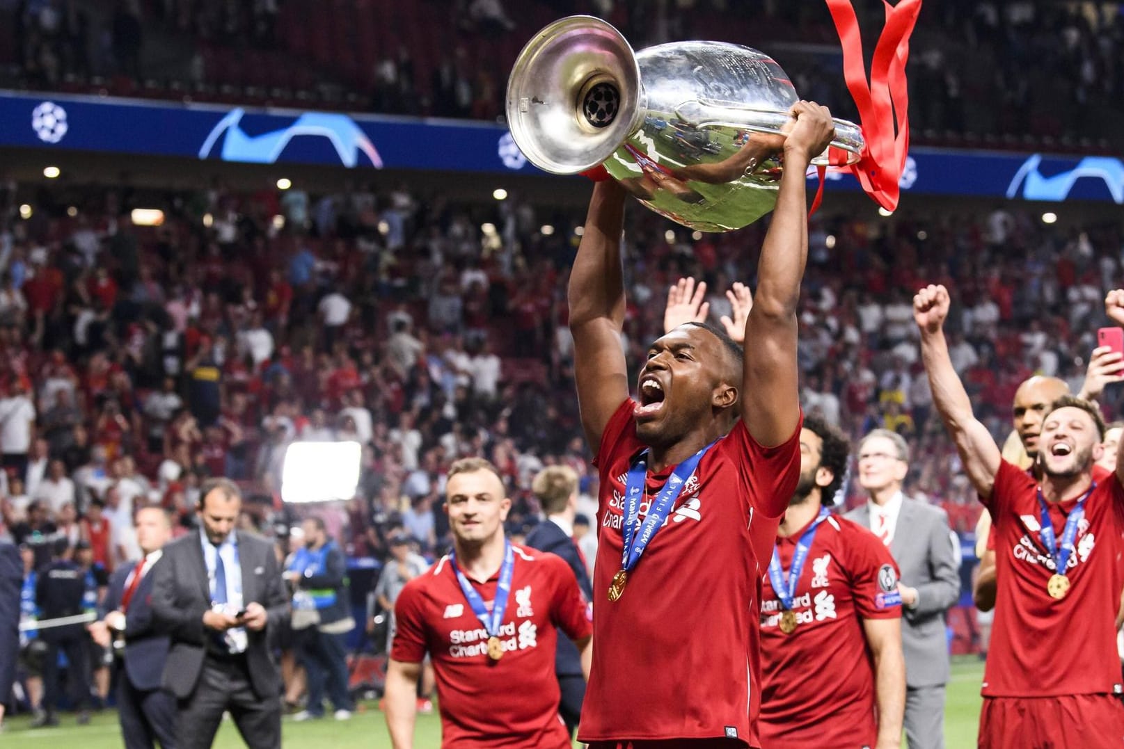 Daniel Sturridge reckt den Pokal in den Himmel: Der Stürmer verlässt den FC Liverpool im Sommer.