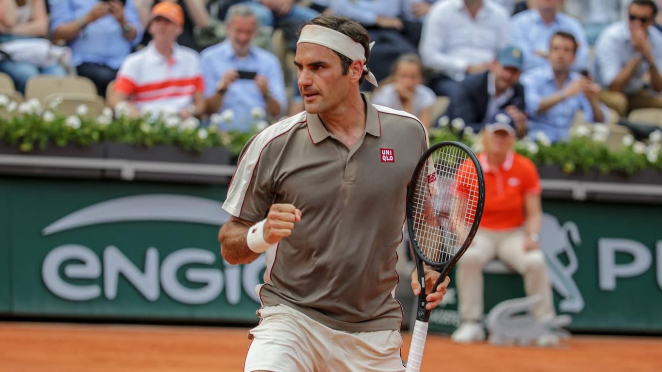 Roger Federer ballt die Faust: Der Schweizer steht im Halbfinale der French Open.