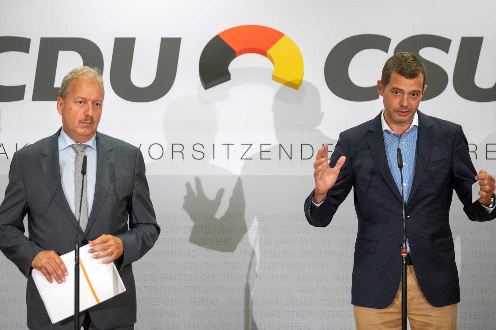 Jörg Geibert (l.), Parlamentarischer Geschäftsführer der CDU-Fraktion im Thüringer Landtag, und Mike Mohring, Vorsitzender der CDU-Fraktion im Thüringer Landtag bei der Vorstellung des Klimaschutzpapiers.