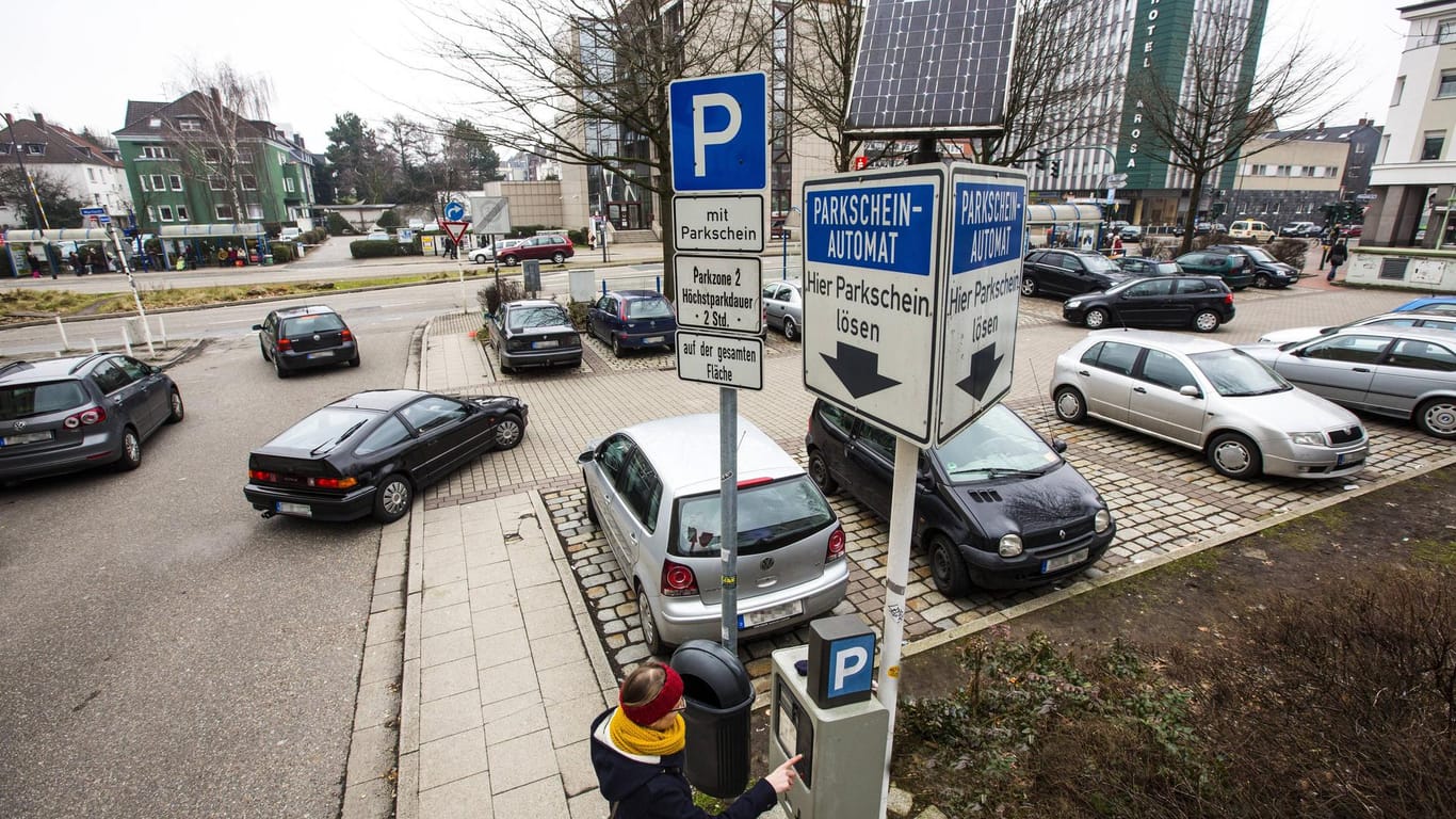 Öffentlicher Parkplatz mit Parkscheinautomat (Symbolbild): Die sächsische Stadt Annaberg-Buchholz verteilt in Zukunft an vorbildlich parkende Autofahrer auch Gummibärchen.