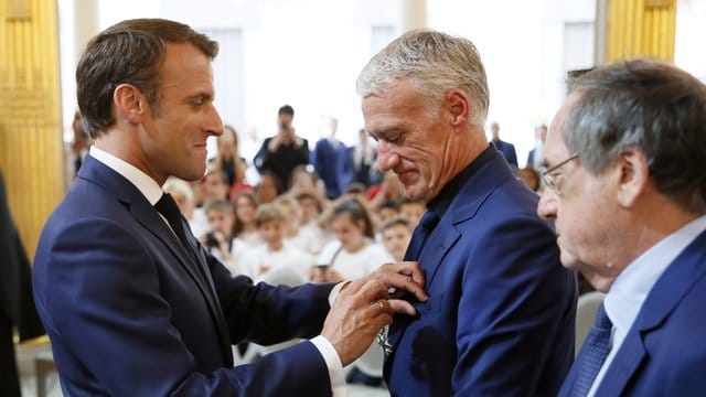 Frankreichs Präsident Emmanuel Macron (l) verleiht die Medaille der Ehrenlegion an Trainer Didier Deschamps. Frankreichs Präsident Emmanuel Macron (l) verleiht die Medaille der Ehrenlegion an Trainer Didier Deschamps.