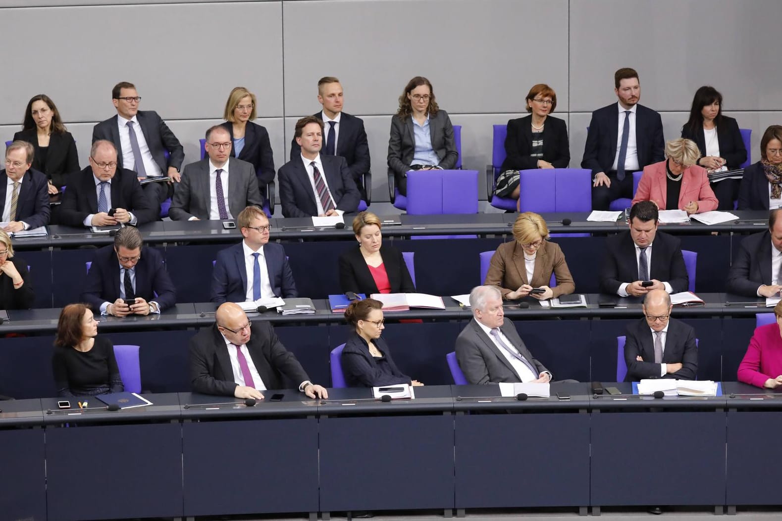 Regierungsbank im Bundestag mit Kanzlerin Angela Merkel (unten rechts) und Ministern.