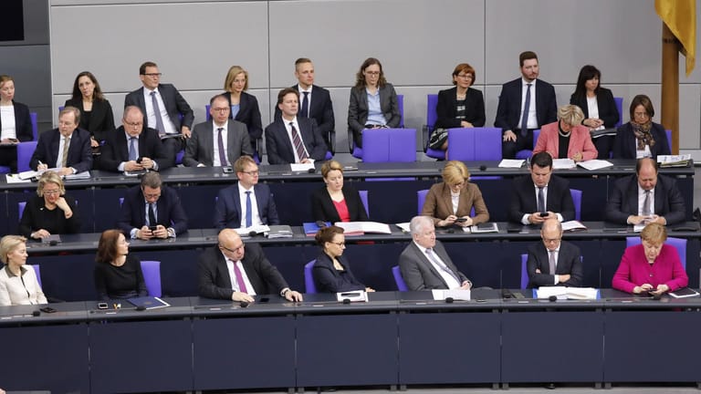 Regierungsbank im Bundestag mit Kanzlerin Angela Merkel (unten rechts) und Ministern.
