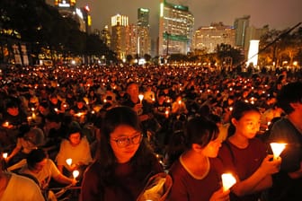 Tausende Demonstranten halten Kerzen in den Händen bei einer Gedenkveranstaltung: Am 30. Jahrestag des Tian'anmen-Massakers haben in Hongkong Zehntausende der Opfer der blutigen Niederschlagung der Demokratiebewegung vom 4. Juni 1989 in China gedacht.