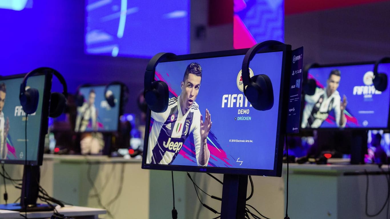 Fifa 19 auf einem Bildschirm auf der Gamescom in Köln: Der Nachfolger Fifa 2020 bietet zahlreiche Neuerungen.