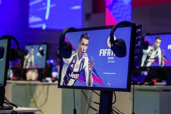 Fifa 19 auf einem Bildschirm auf der Gamescom in Köln: Der Nachfolger Fifa 2020 bietet zahlreiche Neuerungen.