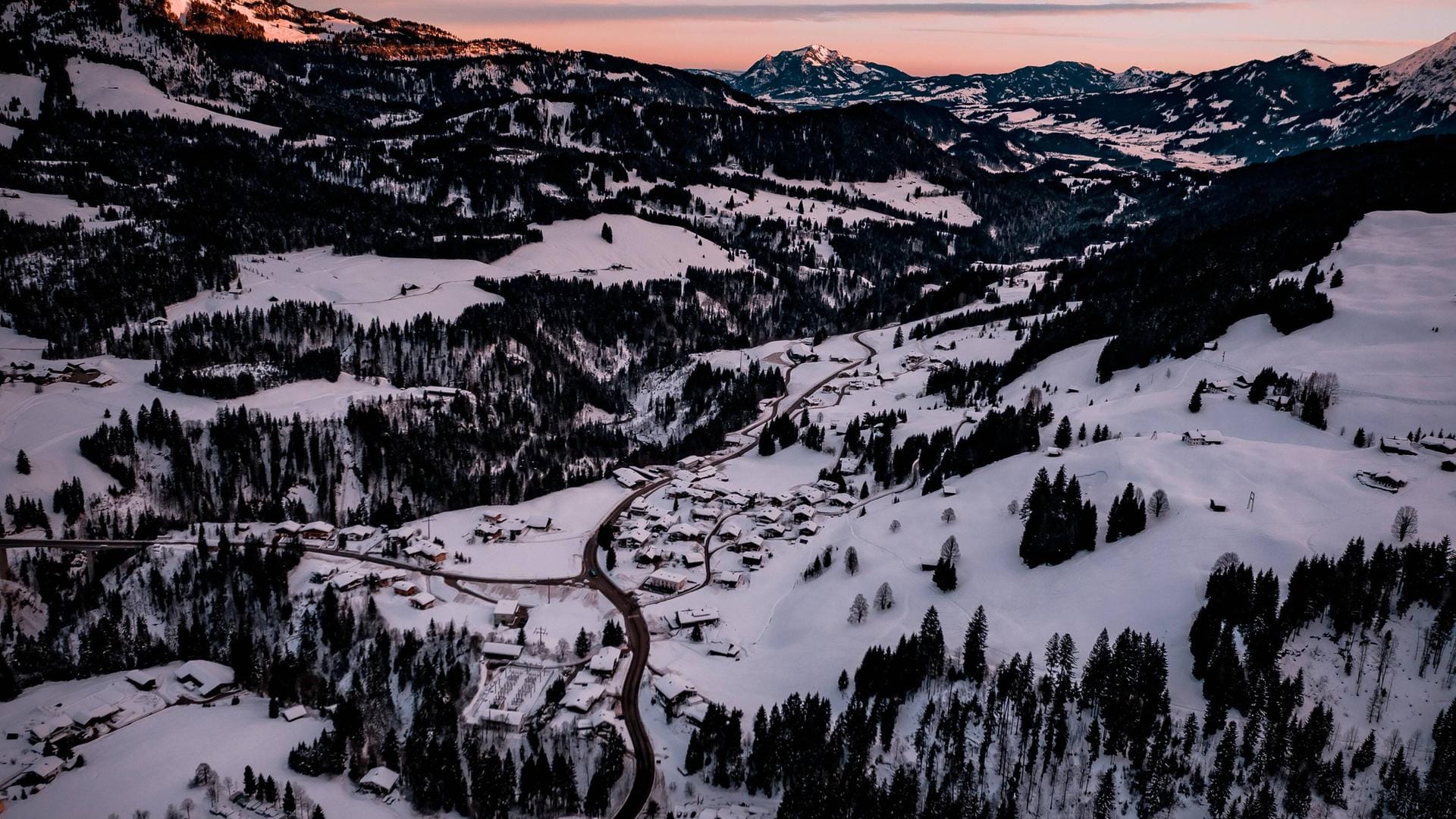 Kleinwalsertal in Österreich: Nach einer Bergwanderung werden zwei deutsche Wanderer vermisst.