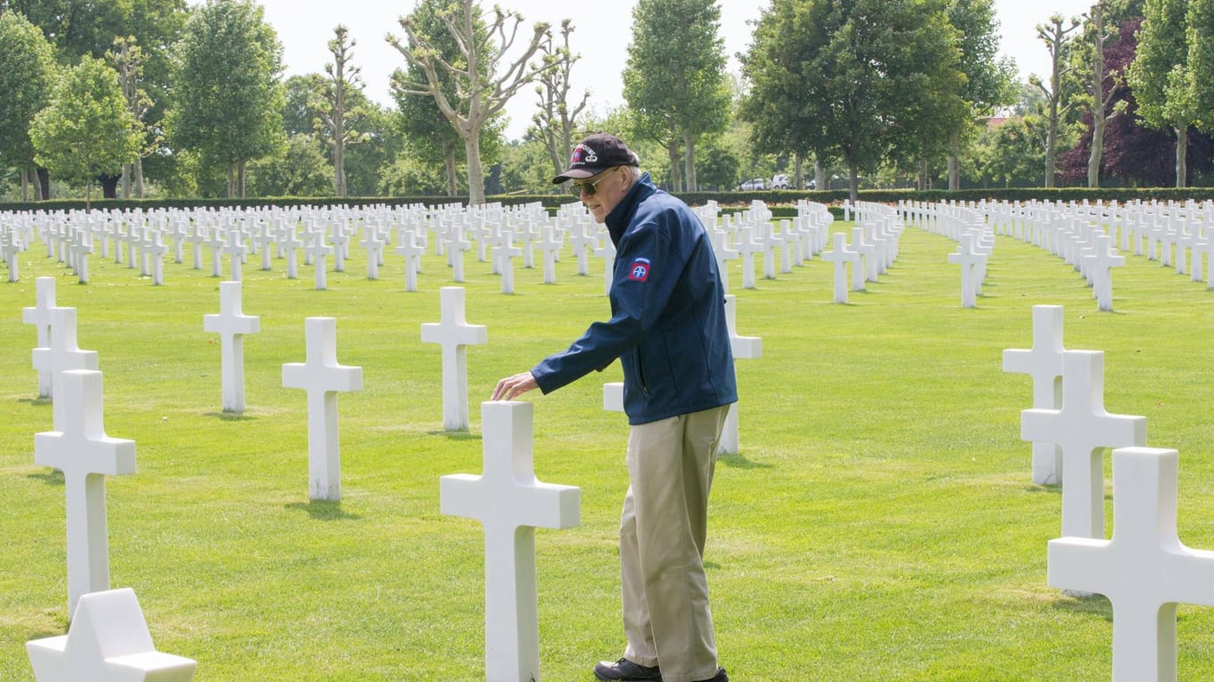 Amerikanischer D-Day-Veteran auf einem Soldatenfriedhof in Holland.