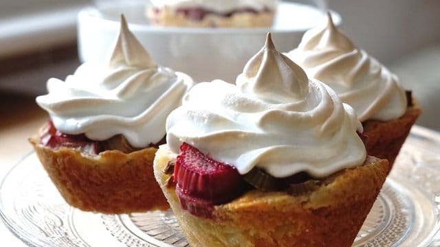 Lauwarm schmecken die Rhabarbertörtchen mit dem Schnee-Gipfel am besten.