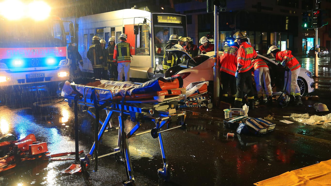 Feuerwehrleute sind nach einem Unfall zwischen einer Straßenbahn und einem Auto im Einsatz. Mindestens ein Mensch wurde schwer verletzt.