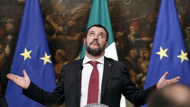 Italiens Vize-Premier Matteo Salvini hat einen möglichen Bruch der Defizit-Regeln ins Spiel gebracht. Italiens Vize-Premier Matteo Salvini hat einen möglichen Bruch der Defizit-Regeln ins Spiel gebracht.