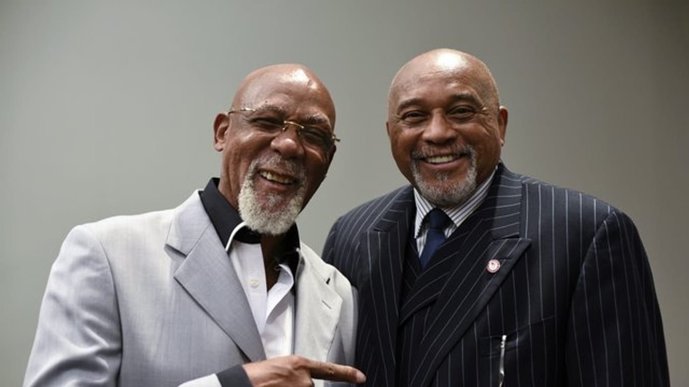 Tommie Smith (r) und John Carlos zählen durch ihre Black-Power-Aktion 1968 bei den Olympischen Spielen bis heute zu den bekanntesten Athleten.