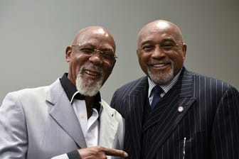 Tommie Smith (r) und John Carlos zählen durch ihre Black-Power-Aktion 1968 bei den Olympischen Spielen bis heute zu den bekanntesten Athleten.