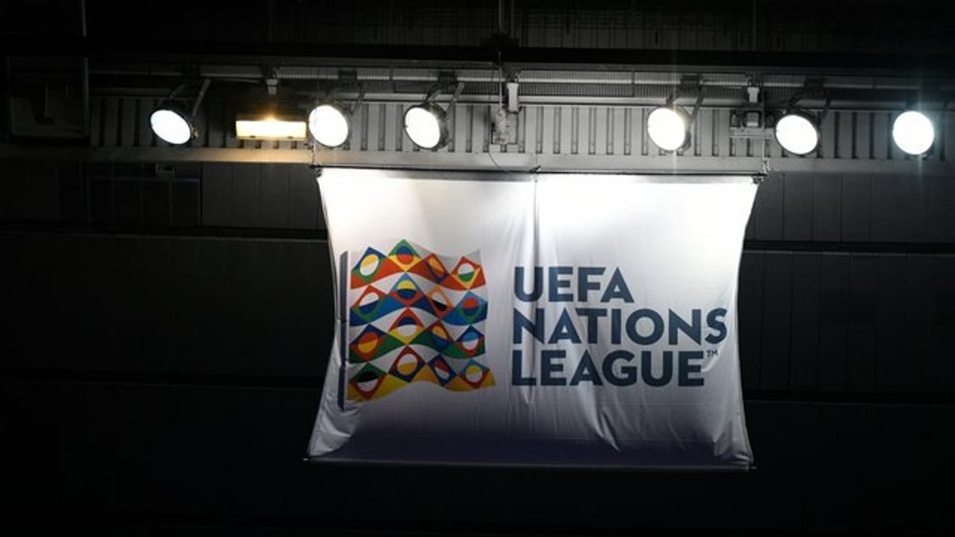 Eine Fahne mit dem Logo der Nations League.