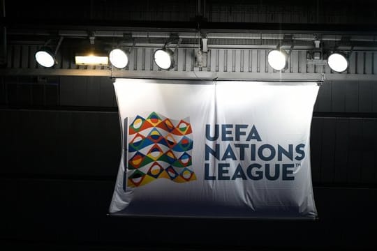Eine Fahne mit dem Logo der Nations League.
