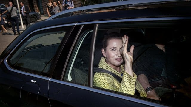 Mette Frederiksen winkt nach ihrer Stimmabgabe in Kopenhagen. Mette Frederiksen winkt nach ihrer Stimmabgabe in Kopenhagen.