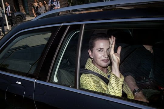 Mette Frederiksen winkt nach ihrer Stimmabgabe in Kopenhagen.