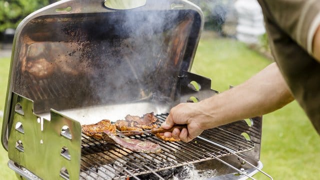 Im Sommer wird draußen gegrillt - doch wer Nachbarn hat, sollte Rücksicht nehmen.