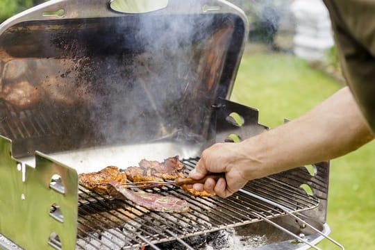 Im Sommer wird draußen gegrillt - doch wer Nachbarn hat, sollte Rücksicht nehmen.