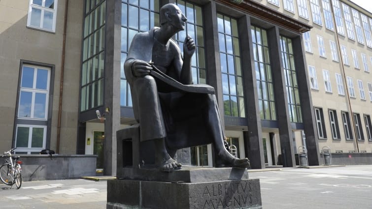 Der Albertus-Magnus-Platz befindet sich vor dem Hauptgebäude der Universität zu Köln.