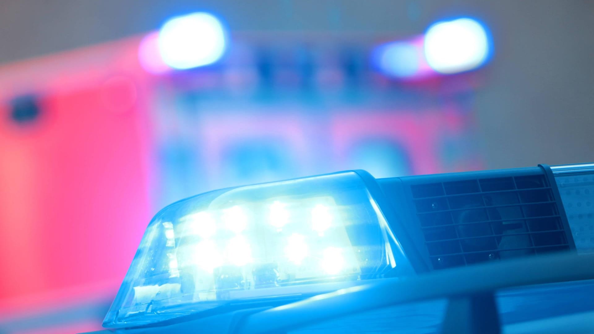 Polizei und Rettungskräfte im Einsatz: In Essen wurden sieben Menschen bei Unfällen verletzt. (Symboldbild) Polizei und Rettungskräfte im Einsatz: In Essen wurden sieben Menschen bei Unfällen verletzt. (Symboldbild)