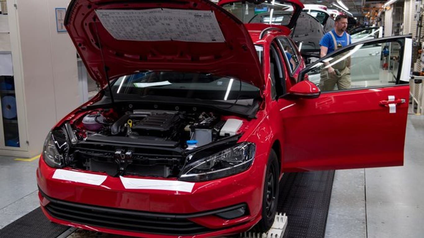 Volkswagen-Fahrzeuge werden in einem Werk montiert