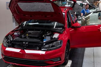 Volkswagen-Fahrzeuge werden in einem Werk montiert