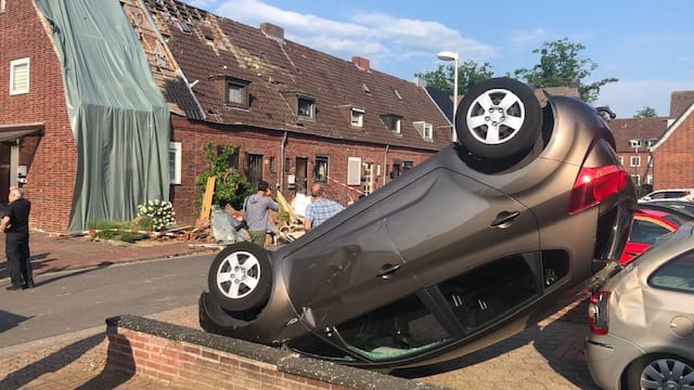 Verwüstung in Bocholt: Durch ein Unwetter wurden Häuser beschädigt, Bäume entwurzelt und ein Auto durch die Luft geschleudert.