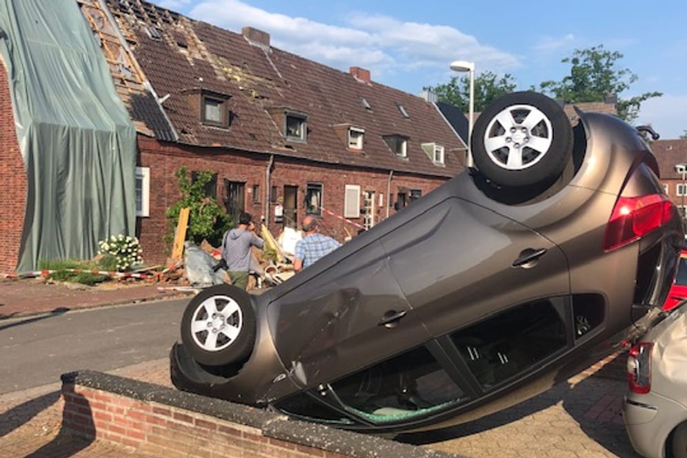 Verwüstung in Bocholt: Durch ein Unwetter wurden Häuser beschädigt, Bäume entwurzelt und ein Auto durch die Luft geschleudert.