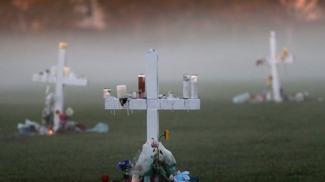 Gedenkkreuze für die Opfer des Parkland-Massakers. Gedenkkreuze für die Opfer des Parkland-Massakers.