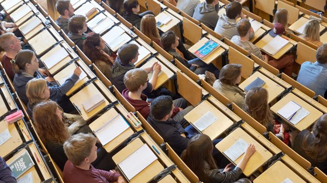 Studenten sitzen im großen Hörsaal.