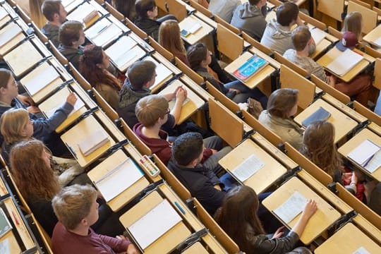 Studenten sitzen im großen Hörsaal.