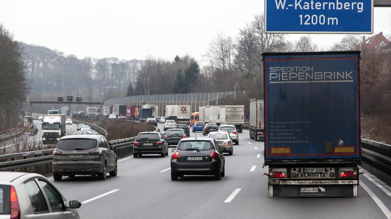 Dichter Verkehr auf der Autobahn A46 bei Wuppertal.