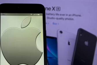 Apple-Logo auf einem iPhone: Wie steht es um die Privatsphäre?