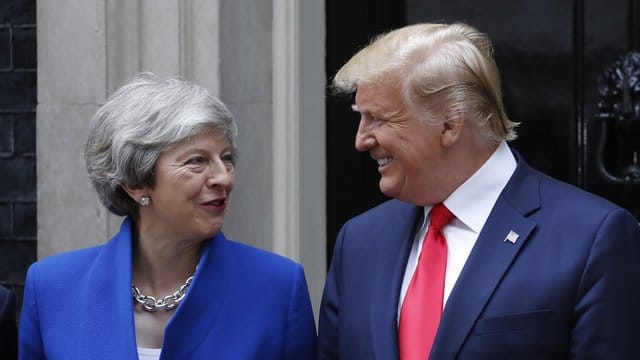 Theresa May und Donald Trump unterhalten sich vor 10 Downing Street in London, der Residenz der britischen Premierministerin. Theresa May und Donald Trump unterhalten sich vor 10 Downing Street in London, der Residenz der britischen Premierministerin.